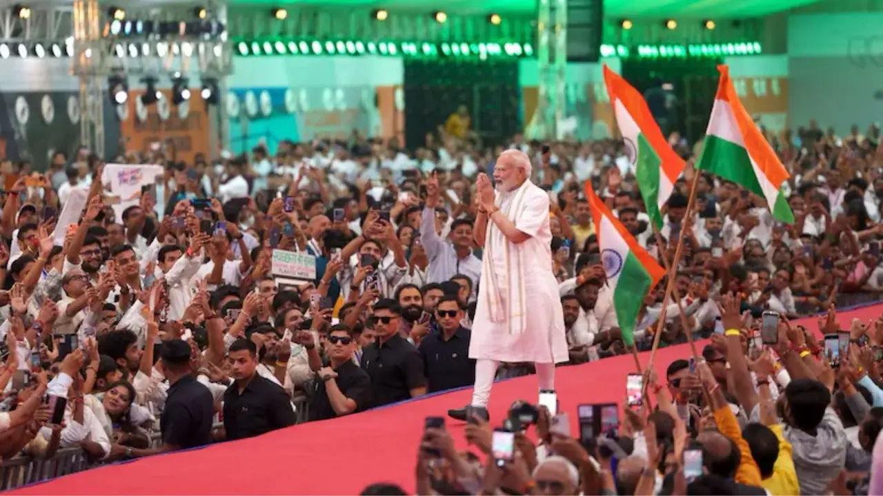 PM मोदी की रैली से पहले मुंबई में नीता अंबानी कल्चरल सेंटर से दो संदिग्ध गिरफ्तार; बंदूक और PMO का फेक ID कार्ड बरामद, कौन रच रहा साजिश? ecurity scare ahead of PM modi mumbai rally two suspect arrested PMO fake id card gun recovered