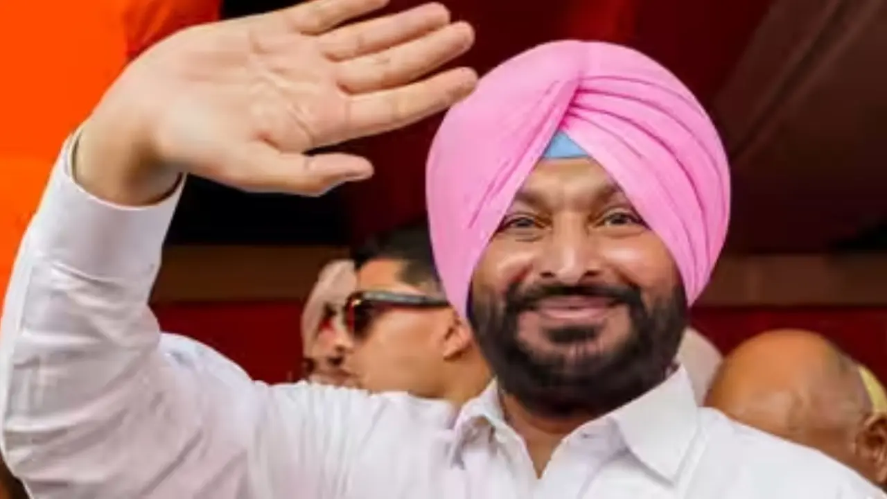 पठानकोट में BJP नेता रवनीत सिंह बिट्टू के काफिले पर हमले की कोशिश का आरोप, AAP कार्यकर्ताओं पर लगाया आरोप Former Union Minister Ravneet Singh Bittu's convoy attacked ahead of BJP's Nasha Mukt yatra in Punjab