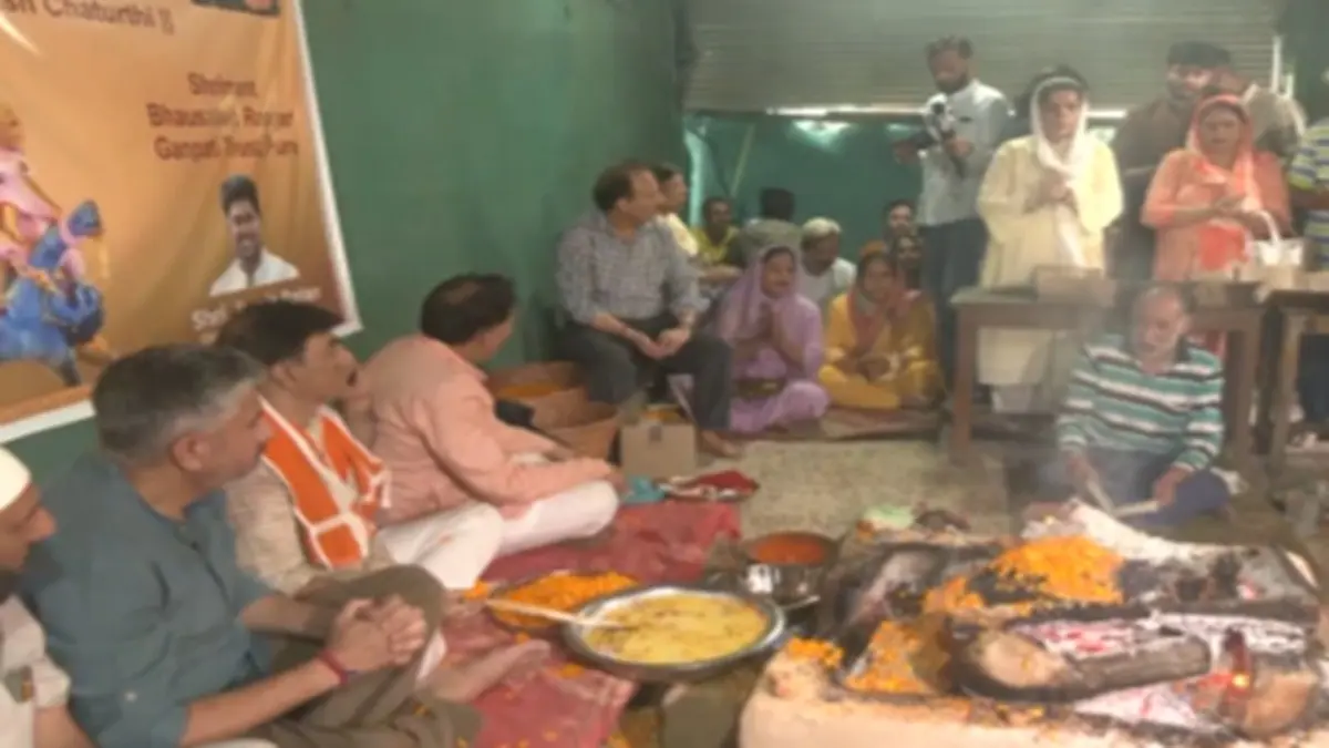 Ganesh Chaturthi In Srinagar: Kashmiri Pandits Unite And Celebrate Despite Renewed Terror Threats Ganesh Chaturthi In Srinagar: Kashmiri Pandits Unite And Celebrate Despite Renewed Terror Threats