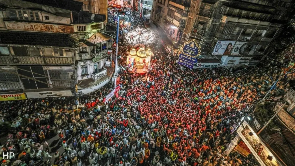 Grand Farewell to Hindustan's First Public Ganpati! Shrimant Bhausaheb Rangari Ganpati, Amid Massive Devotee Gathering Grand Farewell to Hindustan's First Public Ganpati! Shrimant Bhausaheb Rangari Ganpati, Amid Massive Devotee Gathering