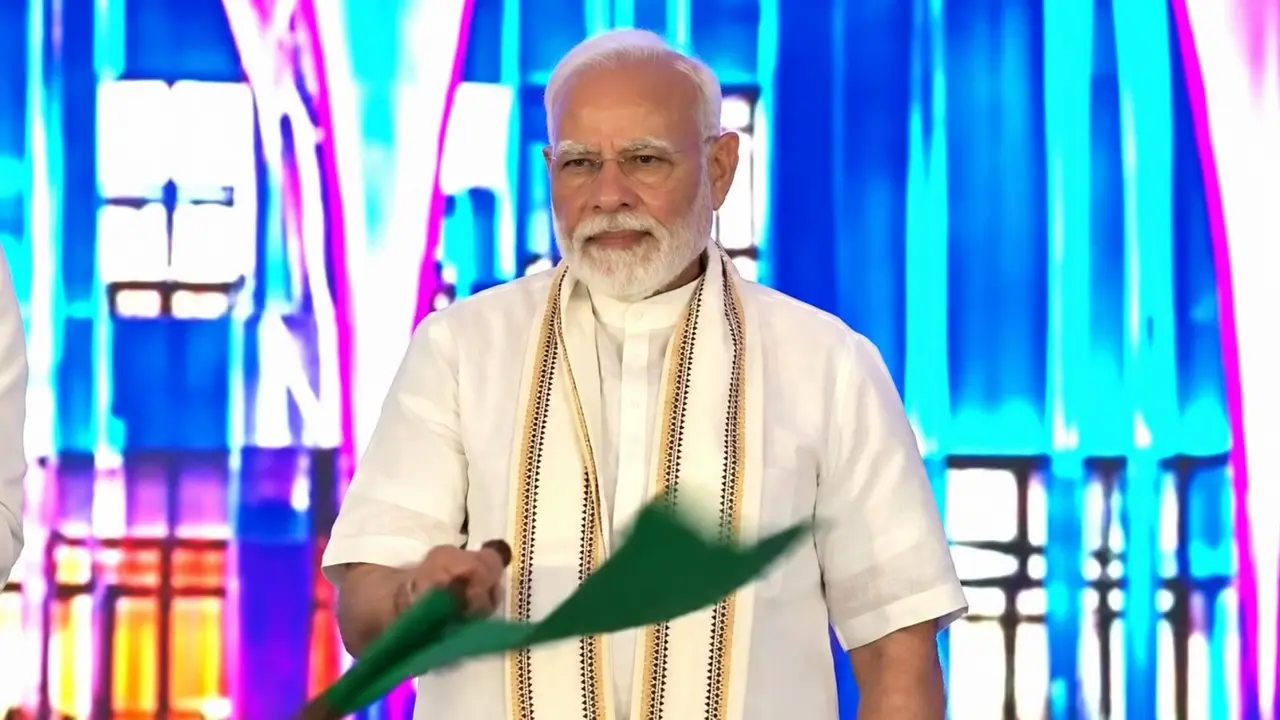 Gujarat: PM Modi Lays Foundation Stone, Inaugurates Development Projects Worth Over Rs 35,000 Crore in Vadodara Gujarat: PM Modi Lays Foundation Stone, Inaugurates Development Projects Worth Over Rs 35,000 Crore in Vadodara