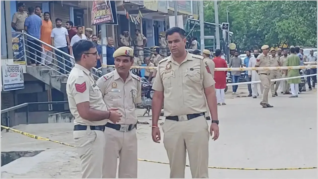 गोलियों की तड़तड़ाहट से गूंज उठी दिल्ली, आया नगर में दिन दहाड़े जिम ट्रेनर की हत्या; दो शूटरों ने मारी 12 राउंड गोली, खोखे बरामद Gym trainer shot dead in Delhi, 10-12 rounds bullets fired by 2 attackers