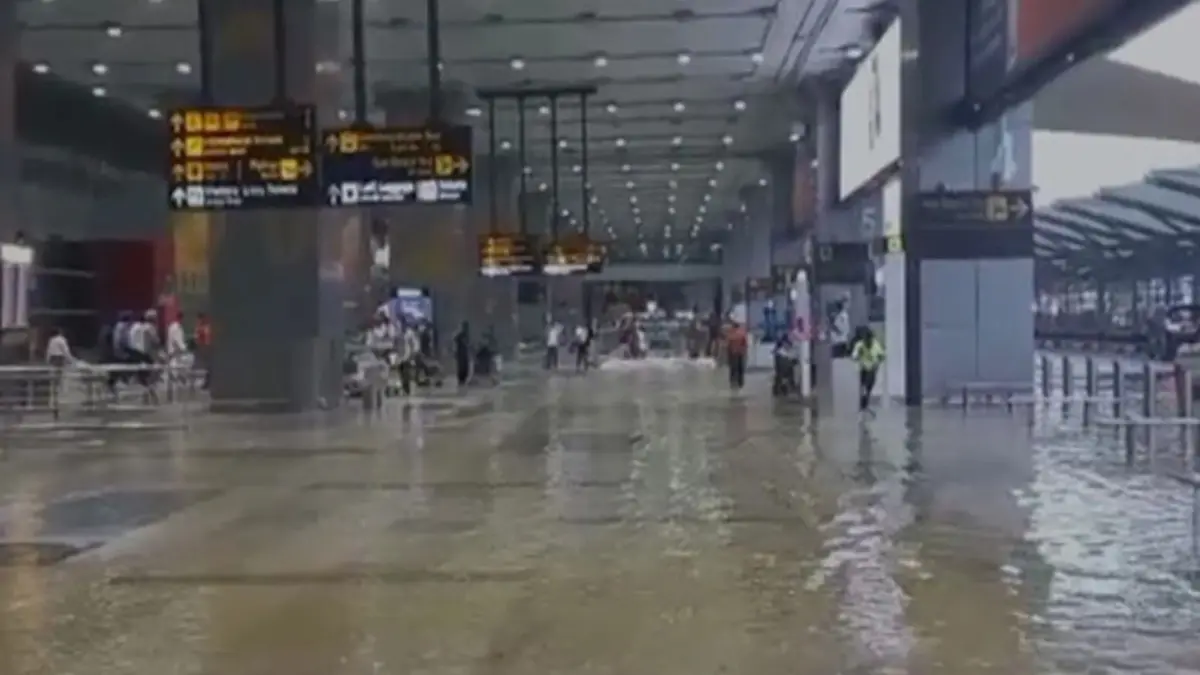 Heavy Rain Lashes Parts of Delhi; Flights Affected; IMD Issues Yellow Alert Heavy Rain Lashes Parts of Delhi; Flights Affected; IMD Issues Yellow Alert