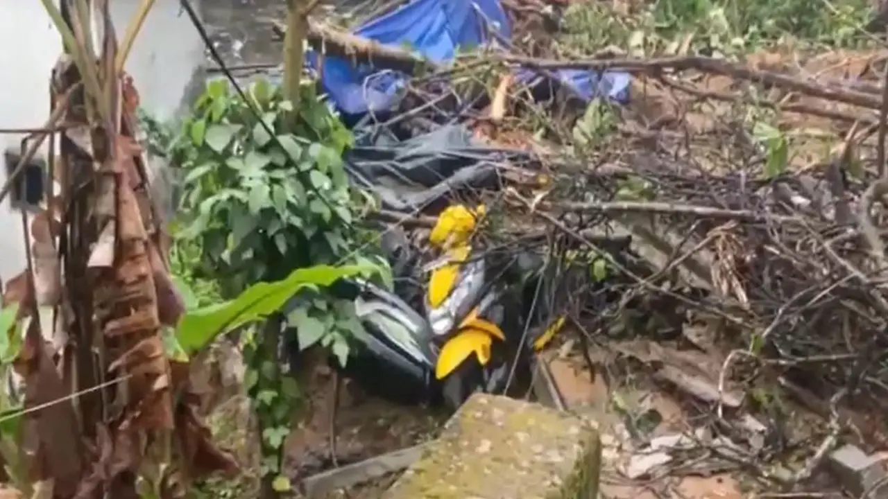 Heavy Rain Triggers Landslides, Flash Floods Across Kerala; Families Evacuated in Idukki; Death Toll Reaches 5 Heavy Rain Triggers Landslides, Flash Floods Across Kerala; Families Evacuated in Idukki; Death Toll Reaches 5