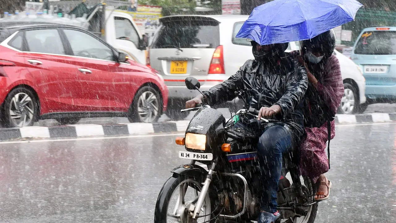 IMD Issues Yellow Alert in Six Keralam Districts, Forecasts Isolated Heavy Rainfall IMD Issues Yellow Alert in Six Keralam Districts, Forecasts Isolated Heavy Rainfall