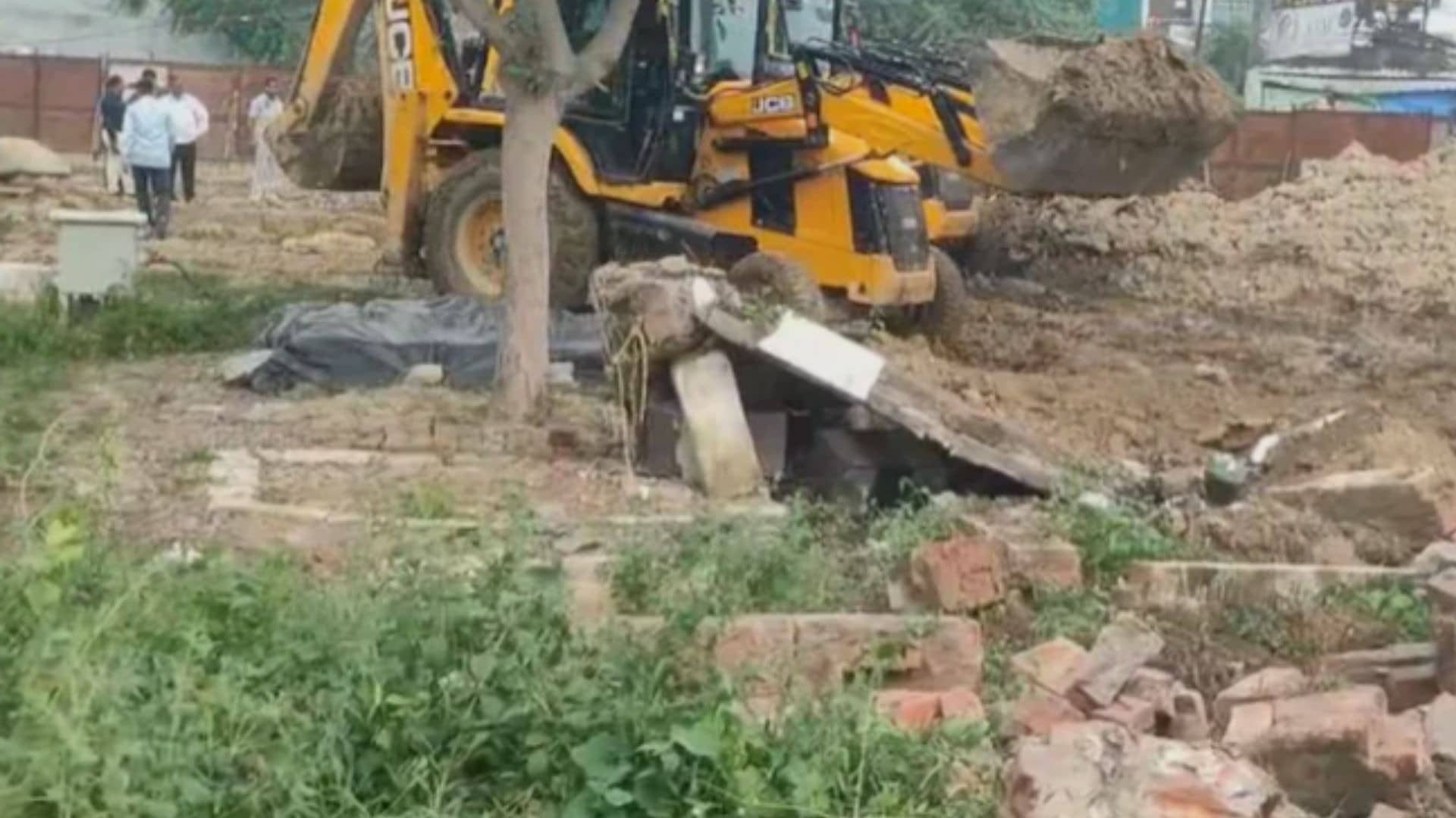 kanpur bari village kda bulldozer action against illegal graveyard on government land 