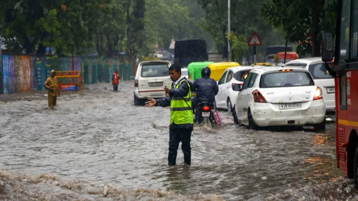Keralam Flash Flood: 1 Dead, 7 Feared Swept Away in Pookkottumpadam Keralam Flash Flood: 1 Dead, 7 Feared Swept Away in Pookkottumpadam