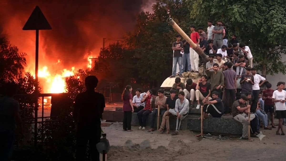 LPU Protest: एलपीयू में छात्रा से रेप के दावे के बाद जोरदार हंगामा, इंटरनेट बंद; परीक्षाएं स्थगति और 10 दिनों के लिए यूनिवर्सिटी बंद