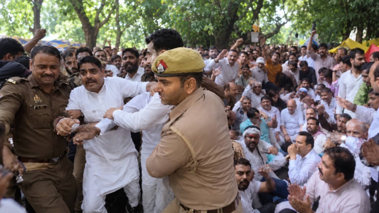 UP: CEC ज्ञानेश कुमार के इस्तीफे की मांग को लेकर लखनऊ में कांग्रेसी कार्यकर्ताओं का जोरदार प्रदर्शन, बवाल के बाद पुलिस ने कई को हिरासत में लिया