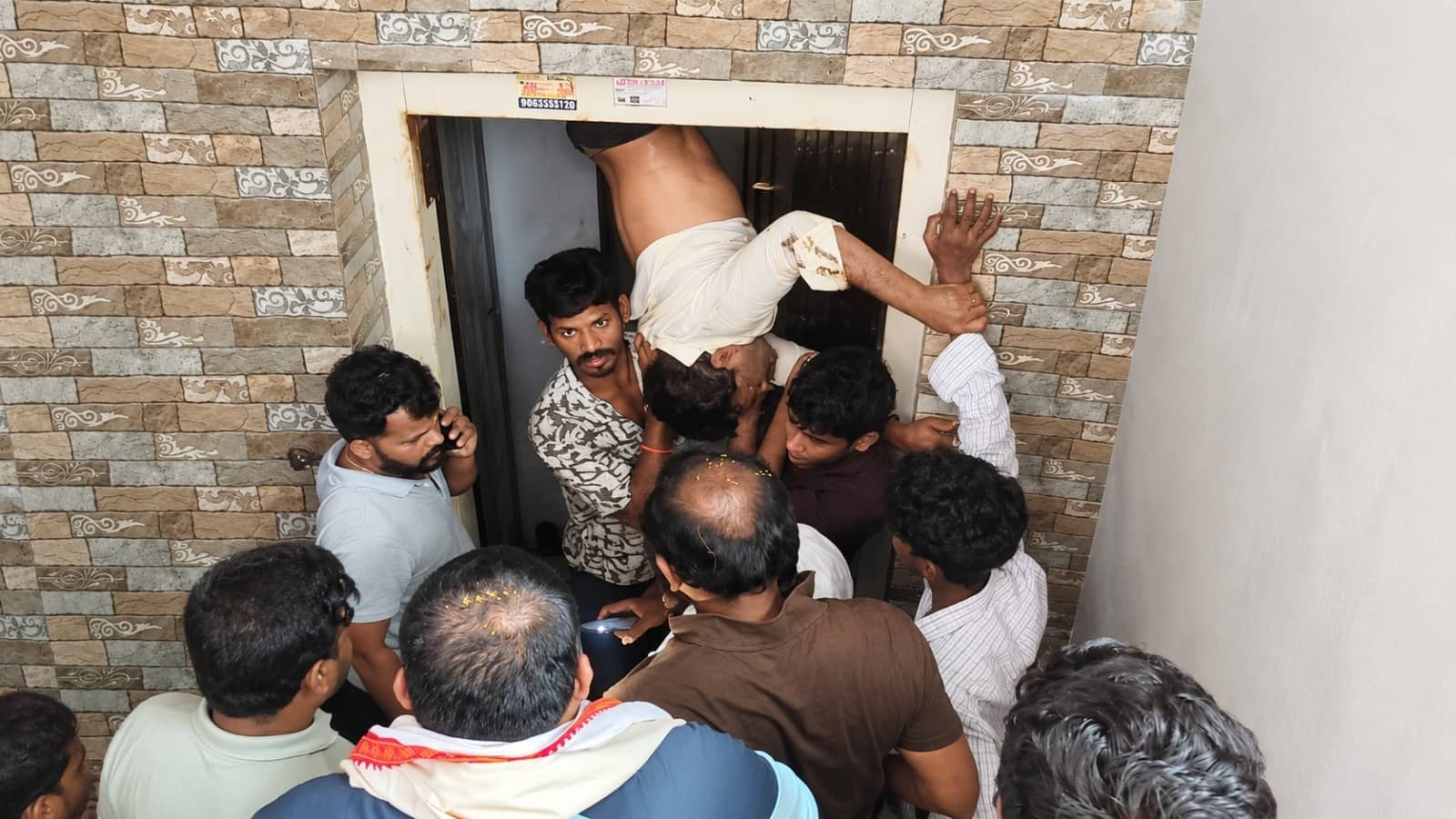 Man Trapped Between Lift, Wall in Hyderabad's Moosapet Rescued After 90-Minute Operation   