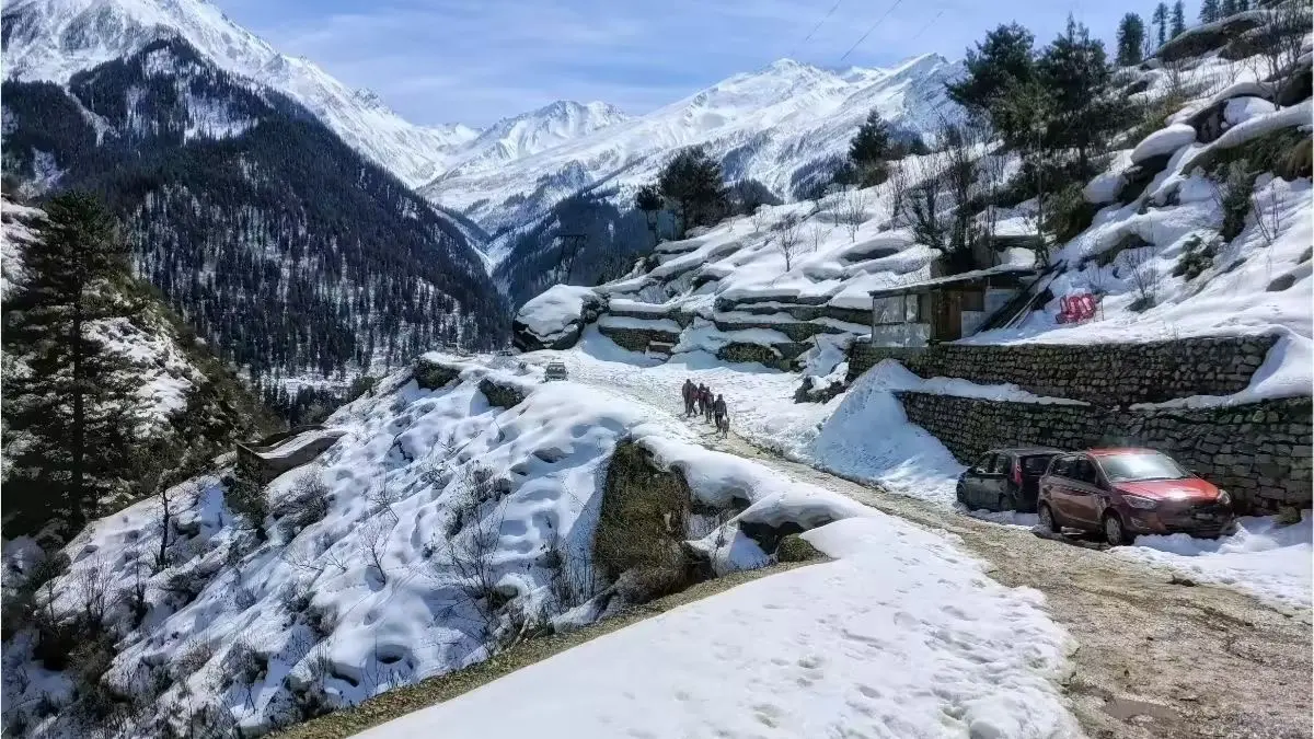 Manali Turns Into Winter Wonderland As Fresh Snow Covers Peaks, Morning Sun Lights Up Valley Manali Turns Into Winter Wonderland As Fresh Snow Covers Peaks, Morning Sun Lights Up Valley