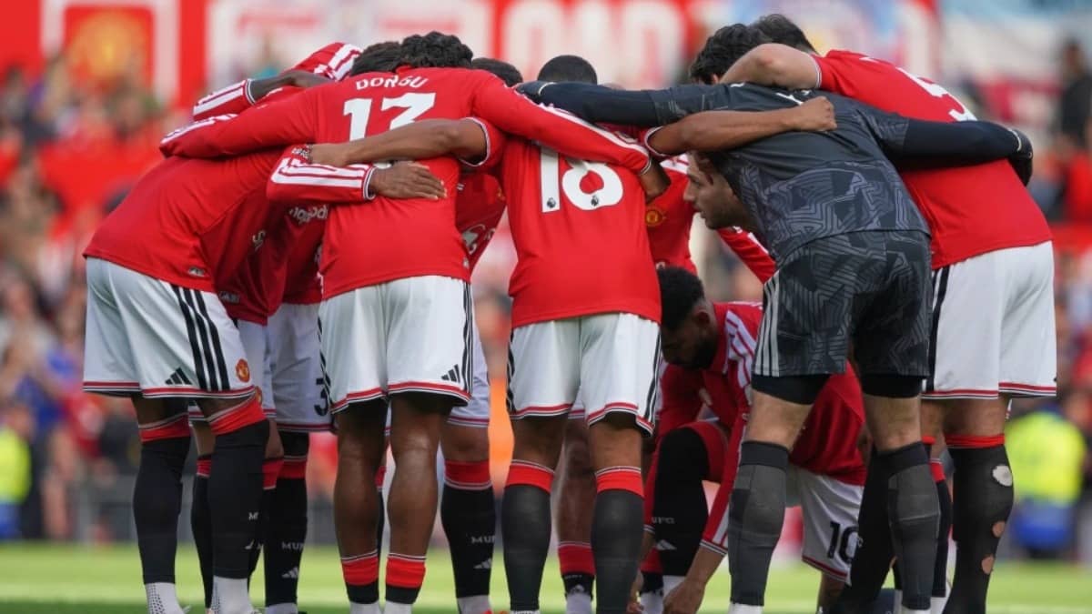 Manchester United players in a huddle 