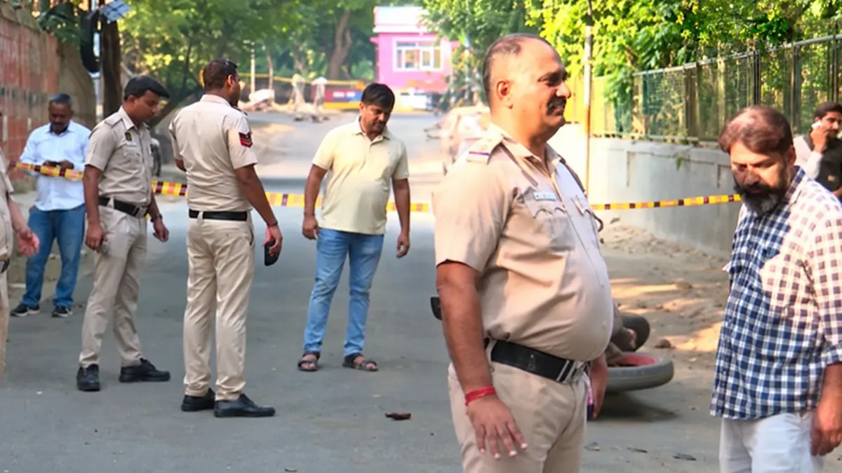 Delhi: कालकाजी मंदिर के पास नाबालिग से गैंगरेप, खुद को पुलिसकर्मी बताकर 3 युवकों ने की हैवानियत; एक गिरफ्तार Minor Gangrape Case