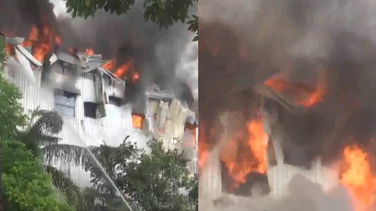 Moradabad Factory Fire: धूं-धूं कर जली मुरादाबाद की फैक्ट्री... रामपुर दोराहा पर मची भगदड़, आसमान में छाया काला धुआं