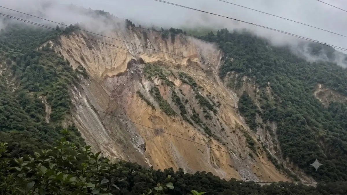 बाढ़ प्रभावित नेपाल में फिर तबाही, भारी बारिश के बीच अचानक पूरा पहाड़ मलबे में तब्दील होकर नीचे बहा, दिल दहलाने वाला VIDEO nepal landslide video collapsing mountains