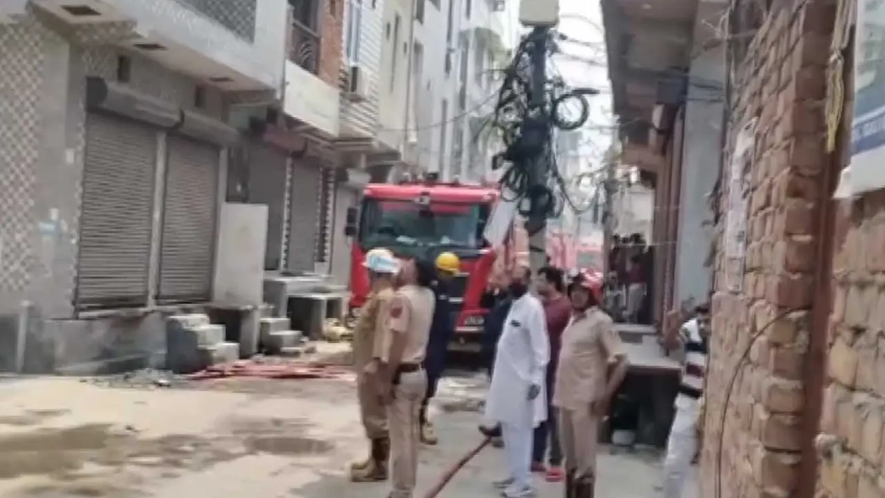 New Delhi: 6 Injured Amid Panic as Fire Engulfs Sporting Gear Factory New Delhi: 6 Injured Amid Panic as Fire Engulfs Sporting Gear Factory