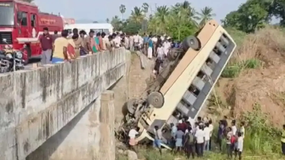 Over 20 Passengers Feared Trapped After Tamil Nadu Govt Bus Falls Into River in Tenkasi Over 20 Passengers Feared Trapped After TN Govt Bus Falls Into River