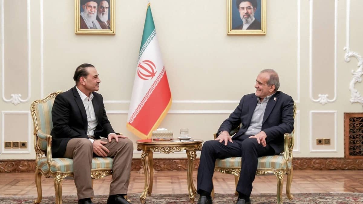 Pakistan Warns Iran to Rein in Houthis as Riyadh Strikes Back