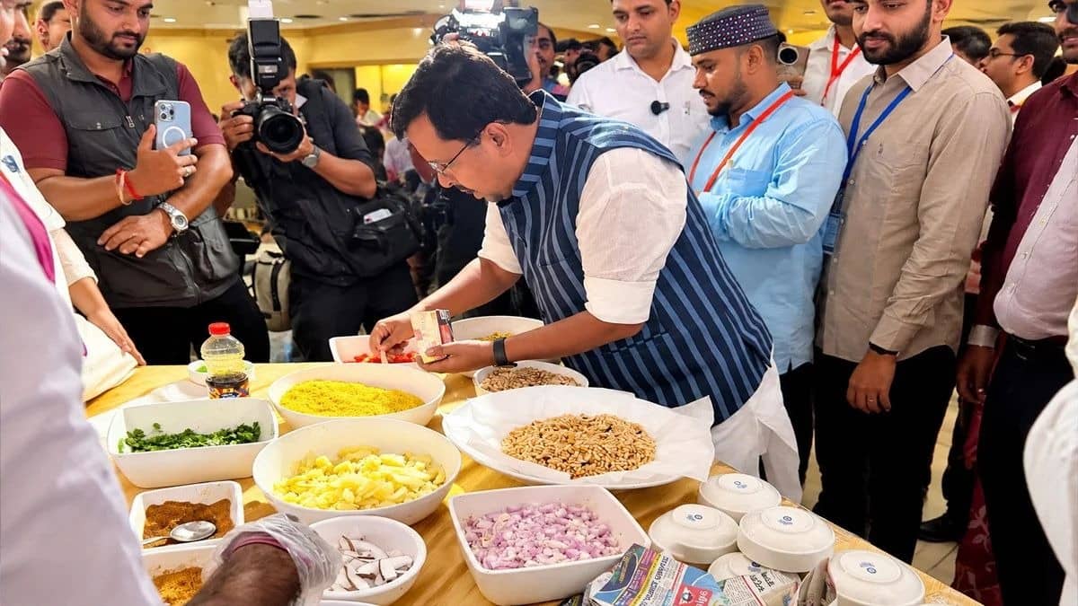 PM मोदी के बाद अब बीजेपी अध्यक्ष नितिन नवीन ने बंगाल में लिया झालमुड़ी का आनंद, खुद बनाकर किया टेस्ट, VIDEO