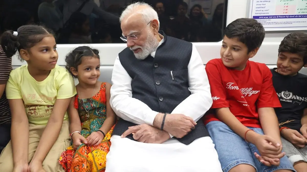 मस्कुराए, हाथ मिलाया और...दिल्ली मेट्रो में बच्चों संग PM मोदी का अलग अंदाज, पीएम ने शेयर किया VIDEO, जानिए Gen Alpha को क्या दिया मंत्र PM Modi in delhi metro
