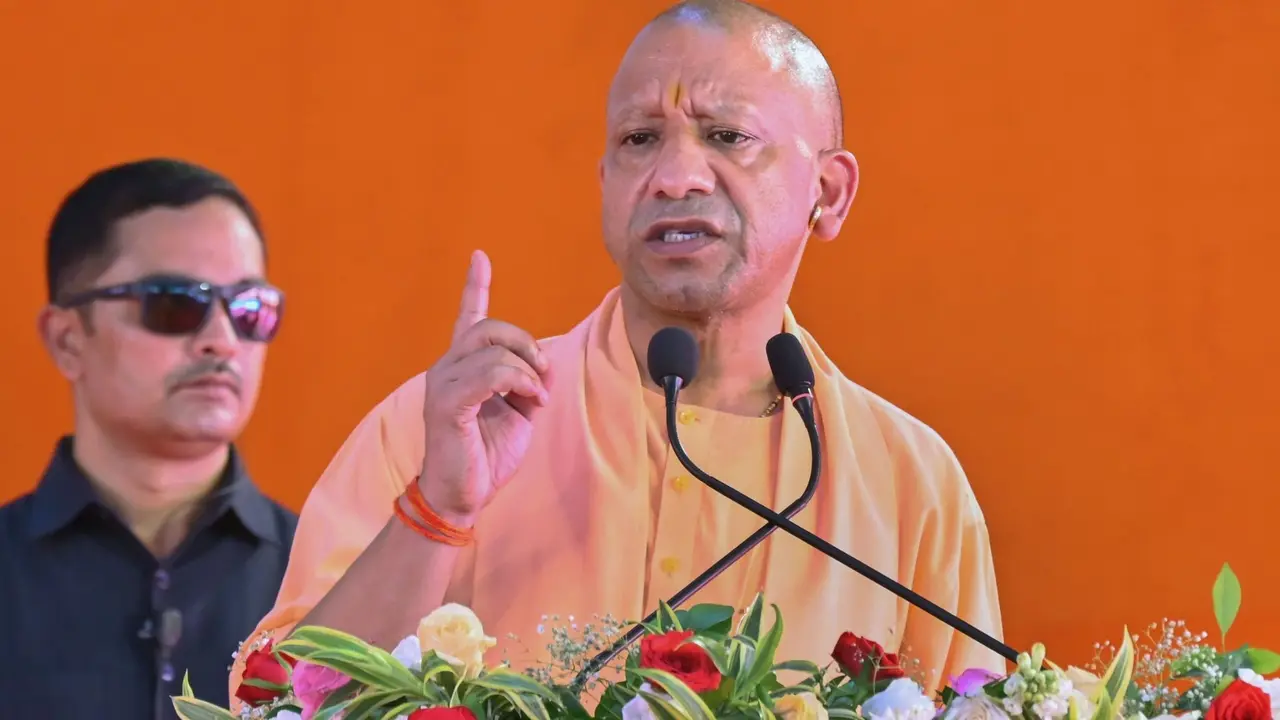 UP: बाढ़ पीड़ित परिवारों को फसल और मकान क्षति का तत्काल सर्वे कर मुआवजा, 48 घंटे के भीतर राहत किट... प्रभावित इलाकों का दौरा कर CM योगी ने दिया आदेश Provide every possible assistance to flood-affected families, immediate survey and grant compensation: CM Yogi