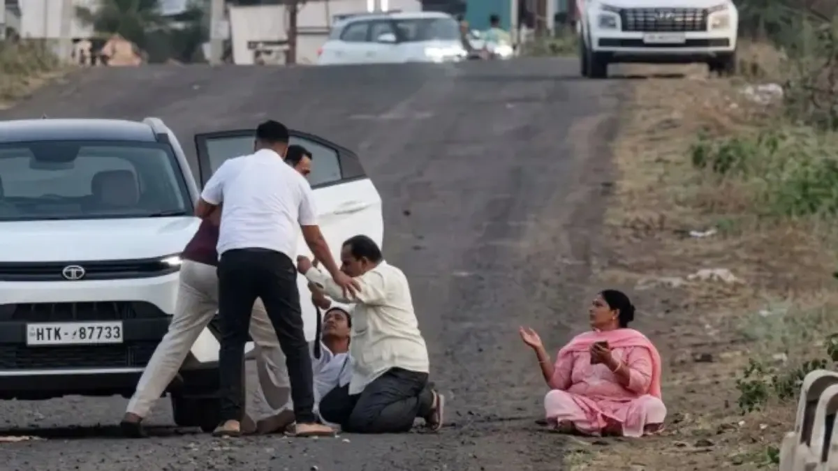 Pune Shocker: Property Clash Turns Violent, Elderly Father Thrashed with Stick by Sons | VIDEO Pune Shocker: Property Clash Turns Violent, Elderly Father Thrashed with Stick by Sons | VIDEO
