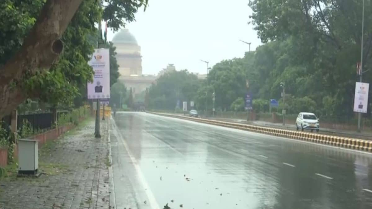 Rain Lashes Delhi, IMD Issues Alert Across NCR, Waterlogging Reported in Many Areas