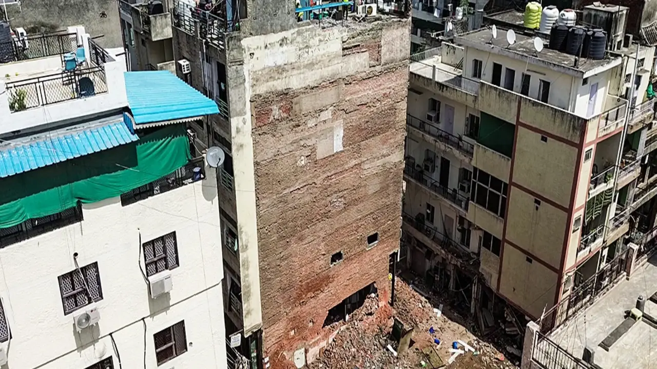 Satya Niketan Building Collapse Case: Court Grants 2 Days of Police Custody to Mahesh Gupta, Sanoj & Sudhanshu Satya Niketan Building Collapse Case: Court Grants 2 Days of Police Custody to Mahesh Gupta, Sanoj & Sudhanshu