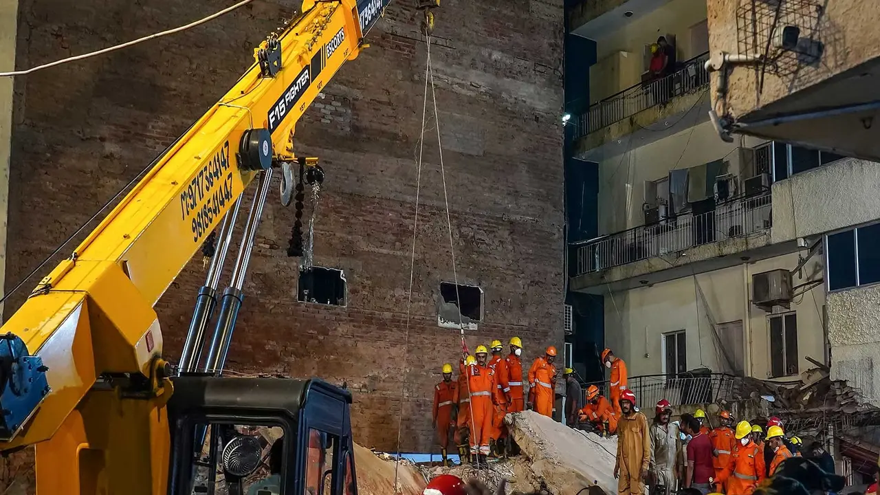 Satya Niketan Building Collapse: Delhi Traffic Police Issues Advisory, Asks Commuters to Avoid Key Stretches Satya Niketan Building Collapse: Delhi Traffic Police Issues Advisory, Asks Commuters to Avoid Key Stretches
