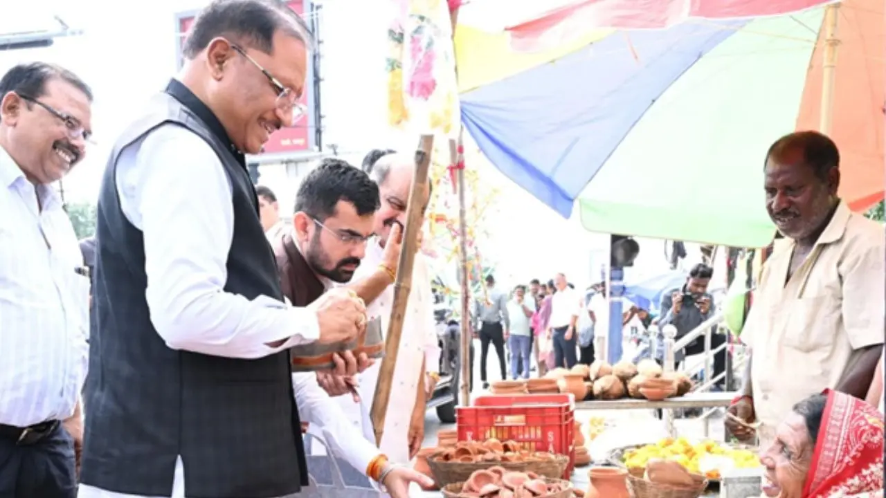 सड़क किनारे पसरे पर अचानक पहुंचे मुख्यमंत्री विष्णु देव साय, मीरा के पसरे से खरीदा ‘आशीर्वाद का दीया’ सड़क किनारे पसरे पर अचानक पहुंचे मुख्यमंत्री विष्णु देव साय
