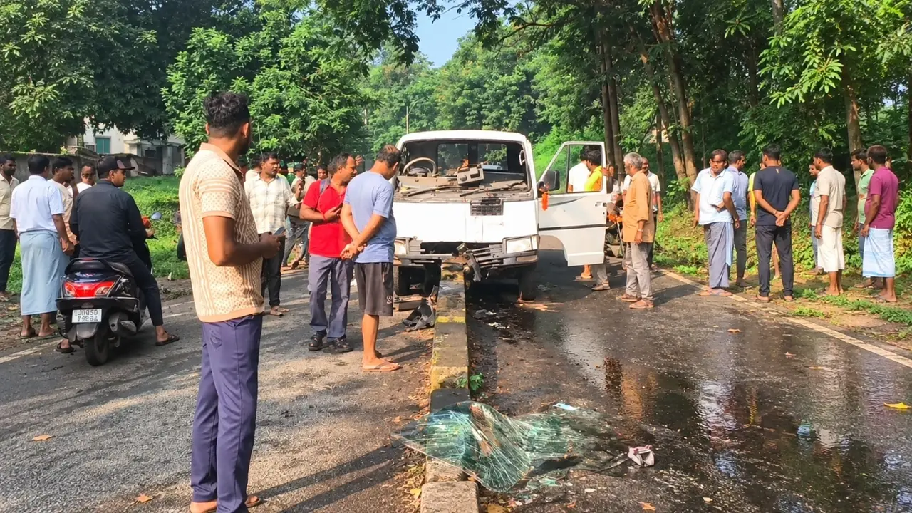 School Van Carrying Students Hits Divider in Jamshedpur; Several Injured School Van Carrying Students Hits Divider in Jamshedpur; Several Injured