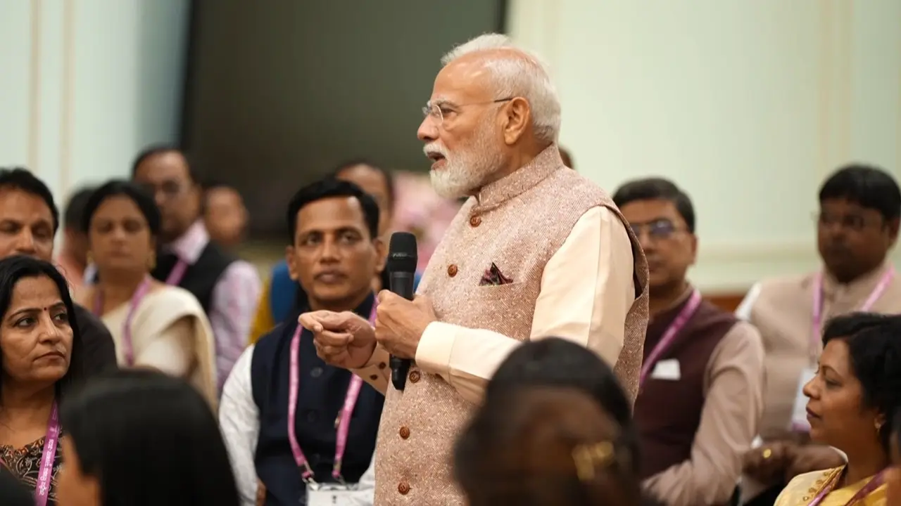शिक्षक दिवस पर PM मोदी का खास संवाद, कहा- राष्ट्र निर्माण में शिक्षकों का योगदान अमूल्य शिक्षक दिवस पर PM मोदी का खास संवाद, कहा- राष्ट्र निर्माण में शिक्षकों का योगदान अमूल्य
