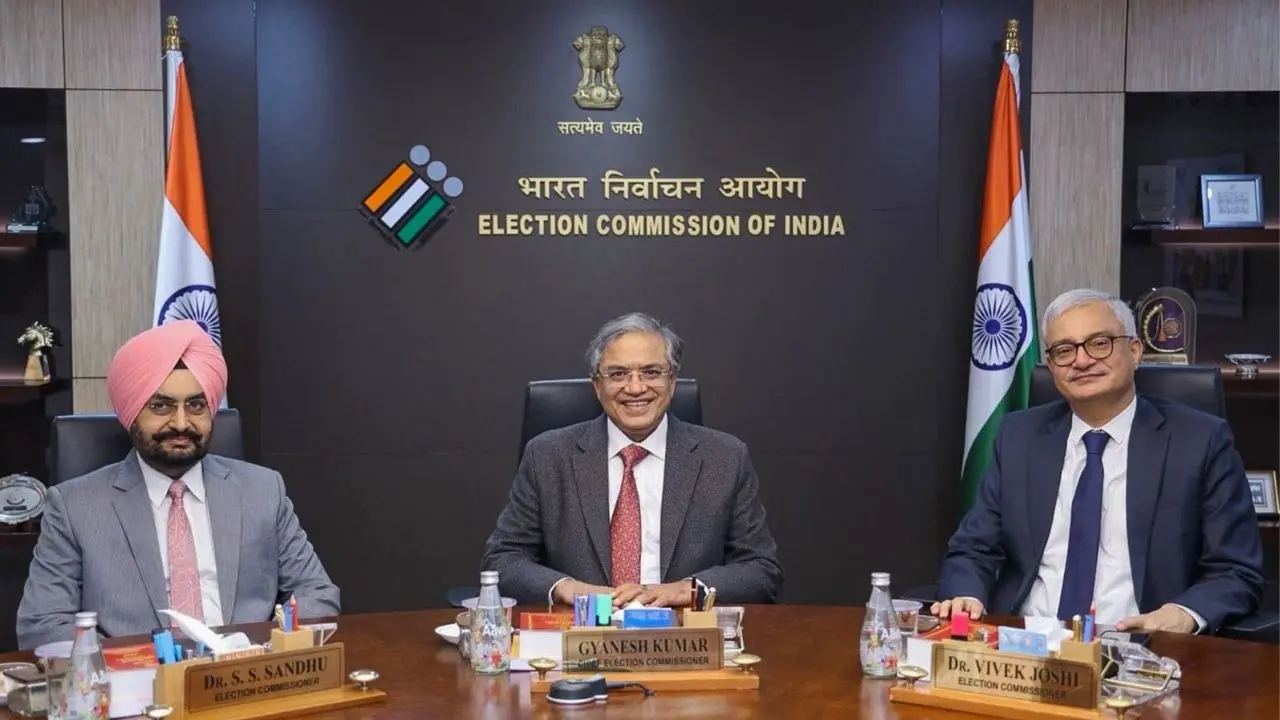 SIR पर विपक्ष के हमलों के बीच चुनाव आयोग की आई प्रतिक्रिया, कहा- विचारों में मतभेद का मतलब टकराव नहीं, एसआईआर समेत सभी फैसले बहुमत से लिए गए SIR पर बवाल के बीच चुनाव आयोग की आई प्रतिक्रिया