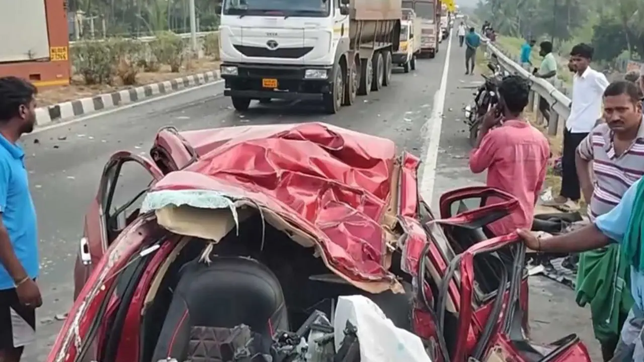 Tamil Nadu: Container Lorry Hits Car on Salem-Bengaluru Highway; Traffic Paralysed for Kilometres Tamil Nadu: Container Lorry Hits Car on Salem-Bengaluru Highway; Traffic Paralysed for Kilometres