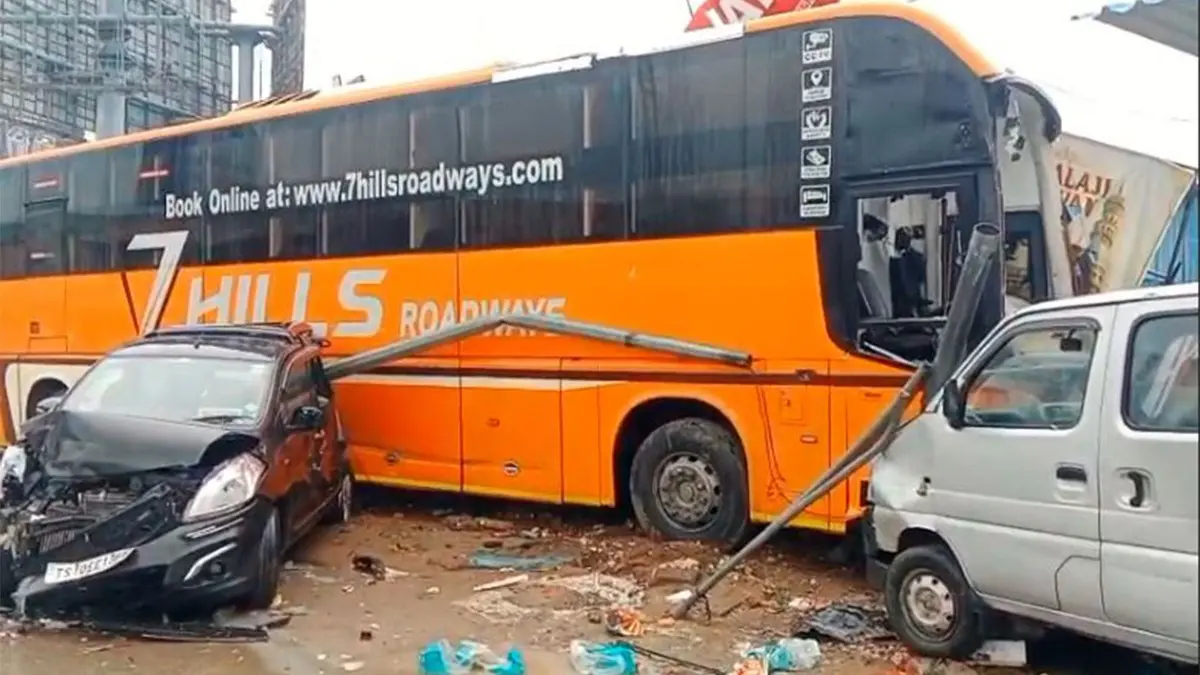 Telangana: Bus Rams into Hotel in Shamshabad After Container Hits Pole; 1 Dead, Several Injured Telangana: Bus Rams into Hotel in Shamshabad After Container Hits Pole; 1 Dead, Several Injured