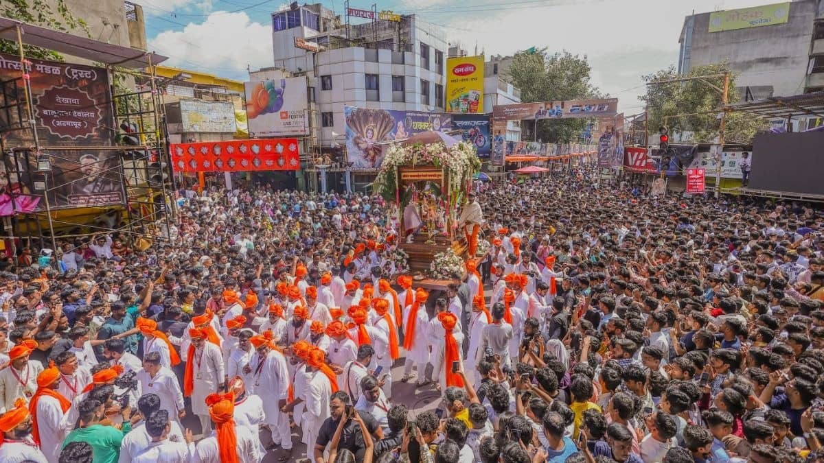 Traditional welcome of Shrimant Bhausaheb Rangari Ganpati in Pune
