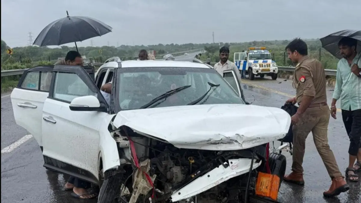 Uttar Pradesh: 3 Killed, 2 Injured After Car Overturns Following Divider Collision in Agra's Dauki Uttar Pradesh: 3 Killed, 2 Injured After Car Overturns Following Divider Collision in Agra's Dauki