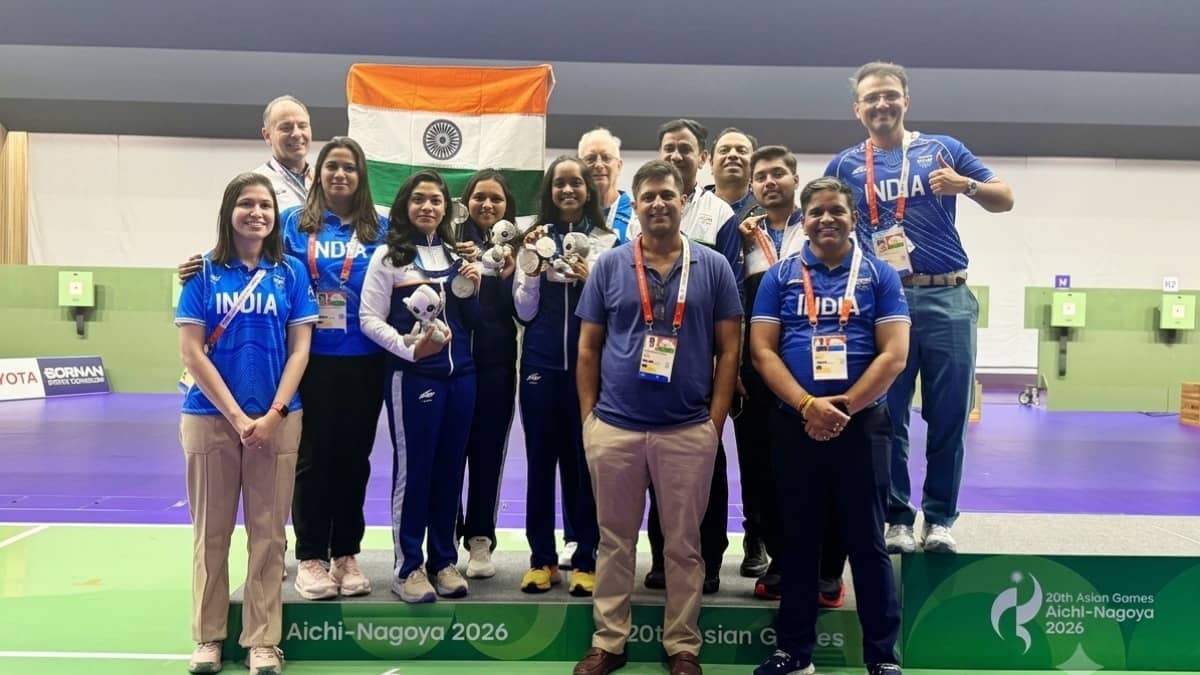  Vidarsa Vinod, Sonam Maskar and Elavenil Valarivan pose with their team