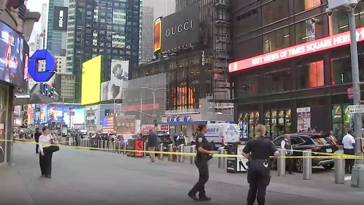 Woman Randomly Stabs 2 In New York's Times Square, Kills Woman, Injures Man, Fatally Shot By Police