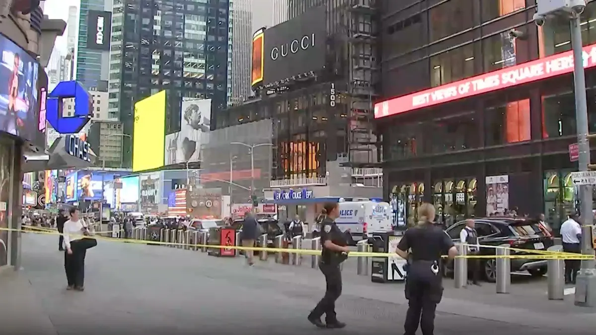 Woman Randomly Stabs 2 In New York's Times Square, Kills Woman, Injures Man, Fatally Shot By Police Woman Randomly Stabs 2 In New York's Times Square, Kills Woman, Injures Man, Fatally Shot By Police