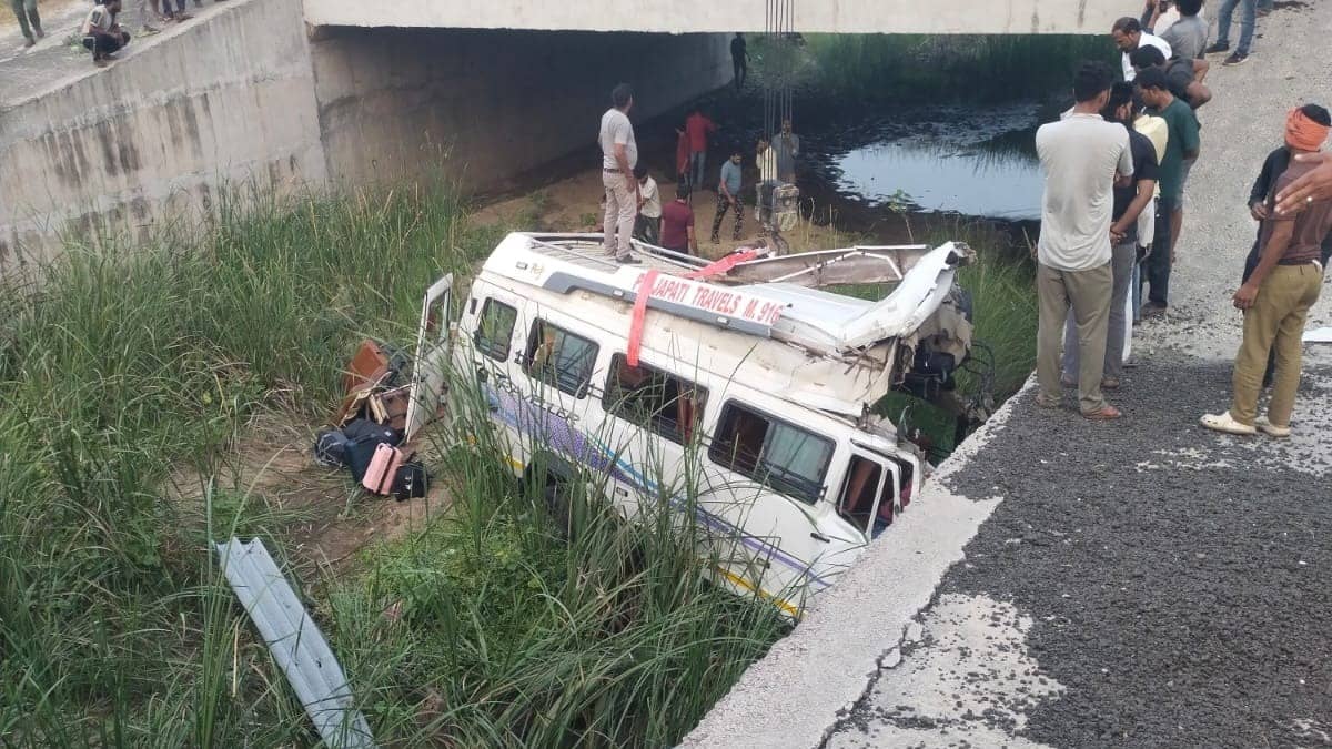 8 killed as Mini-Bus Falls Into Drain on Delhi-Mumbai Expressway