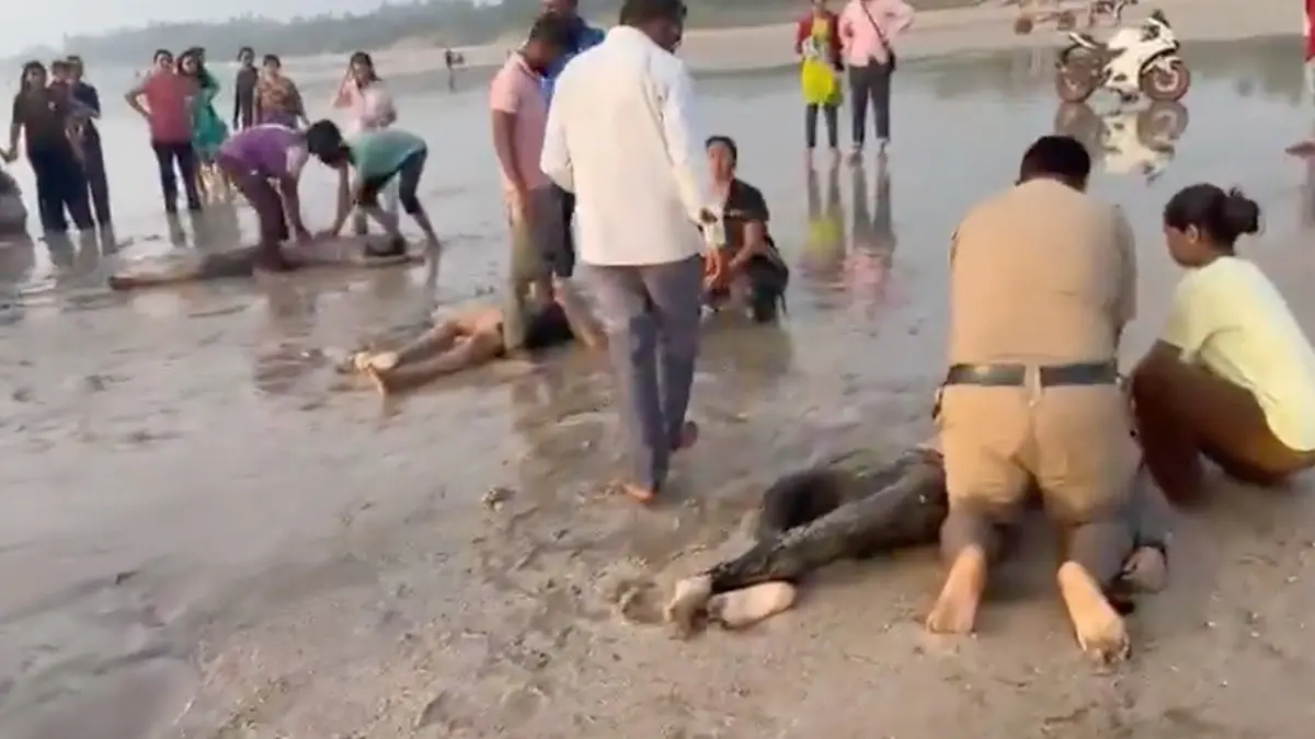 8 Pune Students On School Picnic Drown At Diveagar Beach In Maharashtra's Raigad 8 Pune Students On School Picnic Drown At Diveagar Beach In Maharashtra's Raigad
