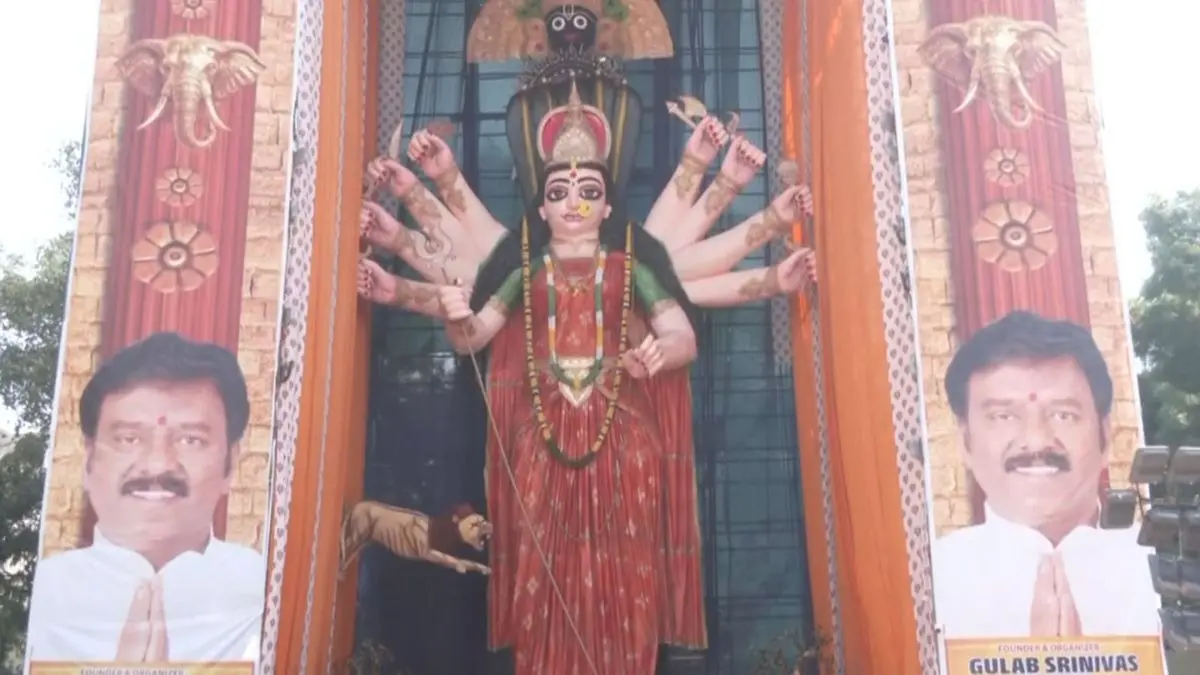 Hyderabad’s Record-Breaking 81-Foot Durga Idol Steals the Navratri Spotlight 81 Feet of Pure Devotion