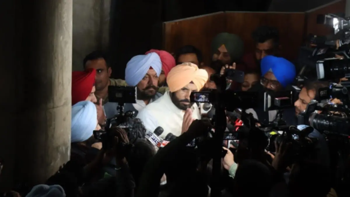 AAP-Congress Clash Erupts At Punjab Vidhan Sabha As Congress Leaders Barred From Entry AAP-Congress Clash Erupts At Punjab Vidhan Sabha As Congress Leaders Barred From Entry