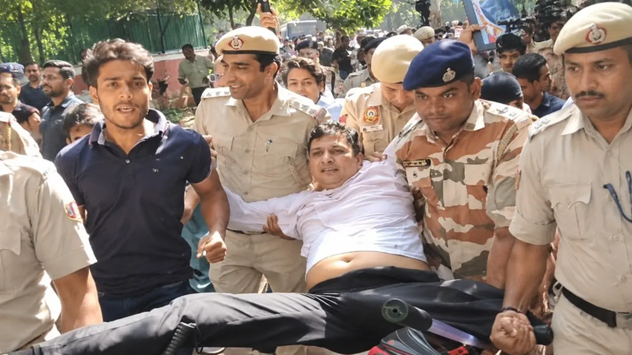 AAP's Saurabh Bharadwaj Detained at Jantar Mantar, Alleges Police Manhandled Volunteers at Protest Site AAP's Saurabh Bharadwaj Detained at Jantar Mantar, Alleges Police Manhandled Volunteers at Protest Site