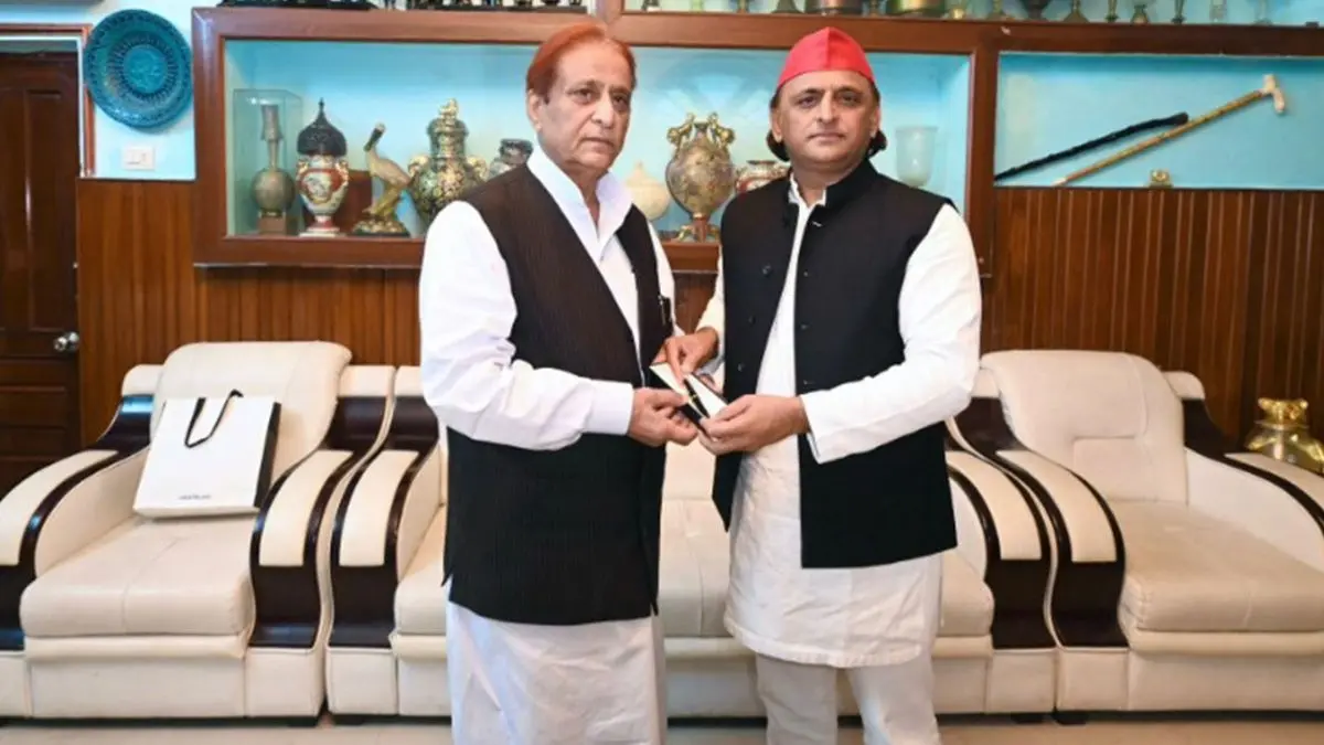 विधानसभा चुनाव से पहले अखिलेश यादव को आई आजम खान की याद, रामपुर जेल में मुलाकात के बाद बोले- उनके परिवार के साथ नाइंसाफी हुई... Akhilesh Yadav lashes out BJP after meeting Azam Khan in Rampur jail