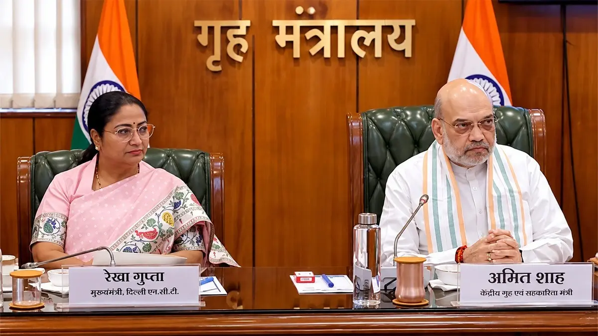 Amit Shah, Delhi CM Rekha Gupta Visit Delhi Police HQ to Discuss Law and Order Situation in Capital Amit Shah, Delhi CM Rekha Gupta Visit Delhi Police HQ to Discuss Law and Order Situation in Capital