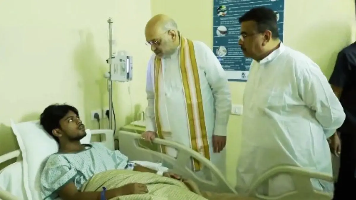 कोलकाता चोरबागान भगदड़ के बाद एक्शन में अमित शाह, अस्पताल पहुंचकर घायलों का जाना हाल; डॉक्टरों से लिया हेल्थ अपडेट Amit Shah, Suvendu Adhikari Meet Injured at Apollo Hospital