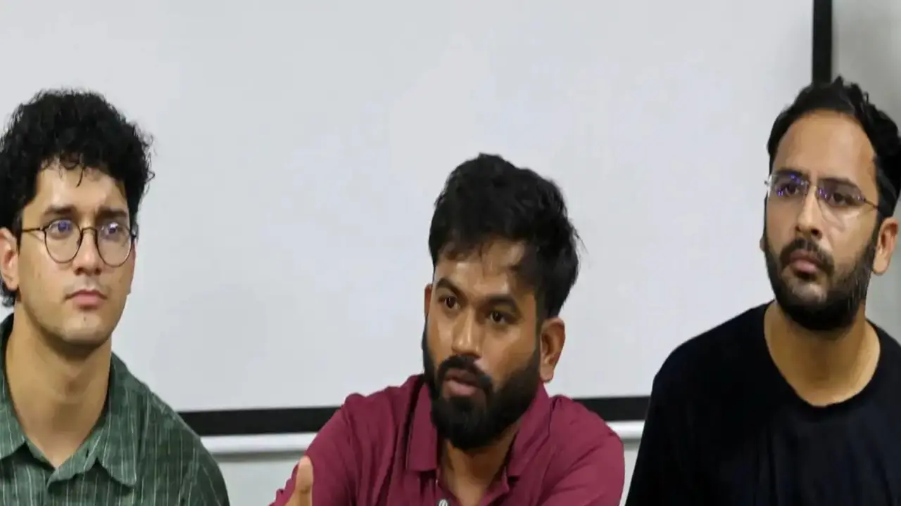 CJP Delhi Protest: 'कॉकरोच कभी नहीं मरते...' अभिजीत दिपके, आशुतोष रांका और सौरव दास रिहा, यूट्यूबर ध्रुव राठी को भी पुलिस ने छोड़ा CJP Delhi Protest CJP leaders Abhijeet Dipke, Ashutosh Ranka, and Saurav Das have been released