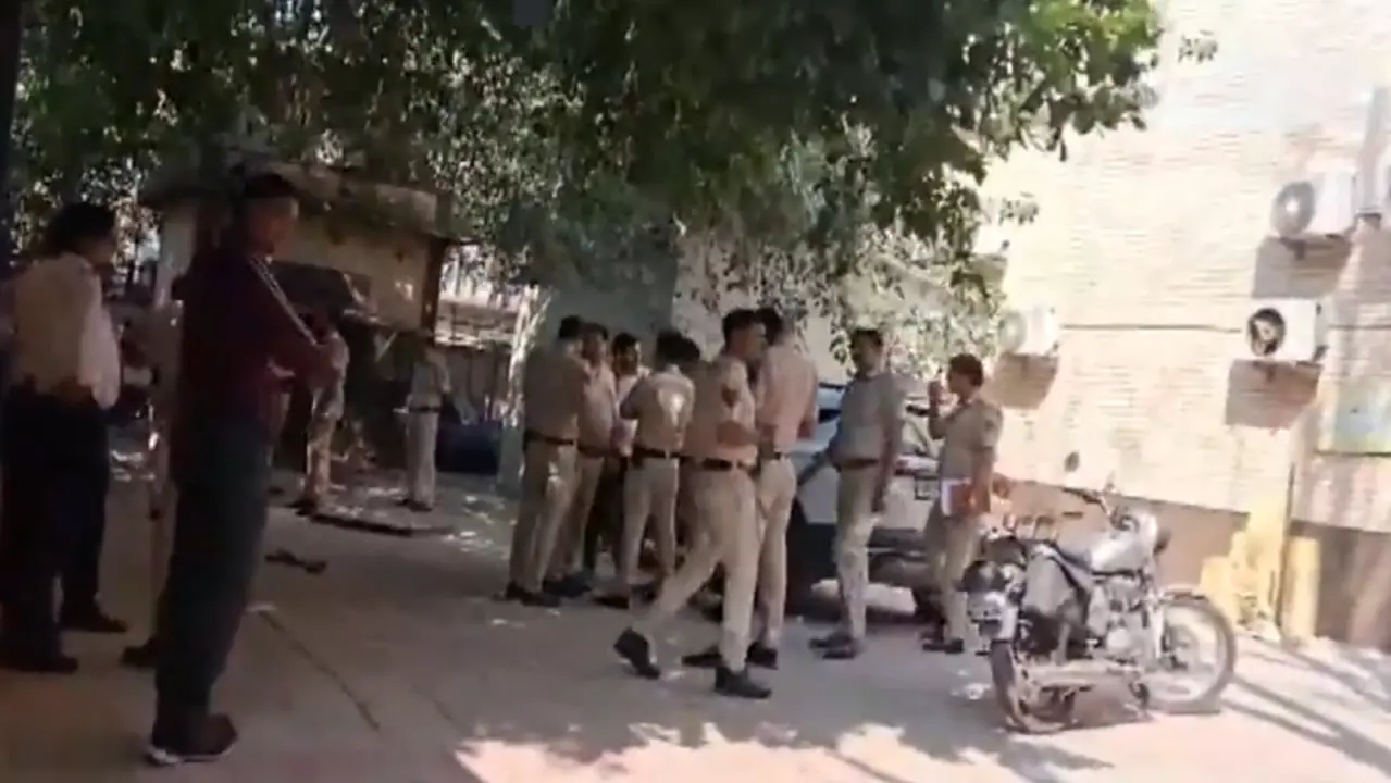Class 12 Student Found Burnt Behind School Guard Room in Delhi's Krishna Nagar, Probe Underway Class 12 Student Found Burnt Behind School Guard Room in Delhi's Krishna Nagar, Probe Underway